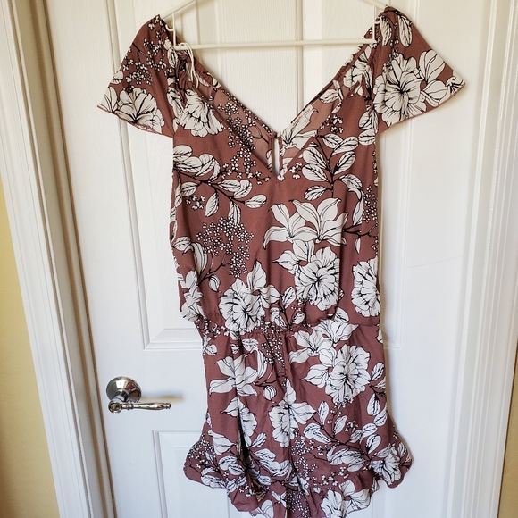 Romper Ruffled shorts, v-neck latte with tropical floral print jumper - Picture 1 of 4